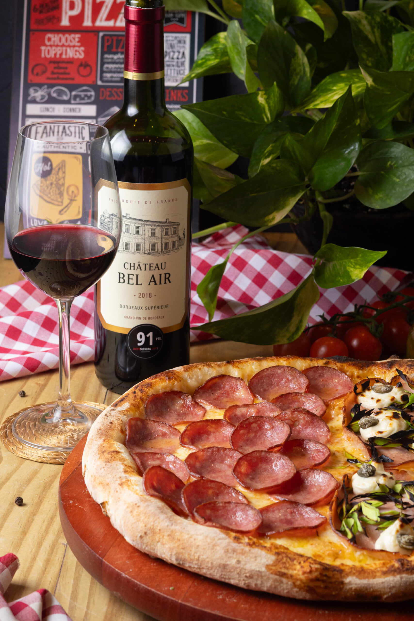 Harmonização perfeita: pizza artesanal com vinho tinto em Balneário Camboriú